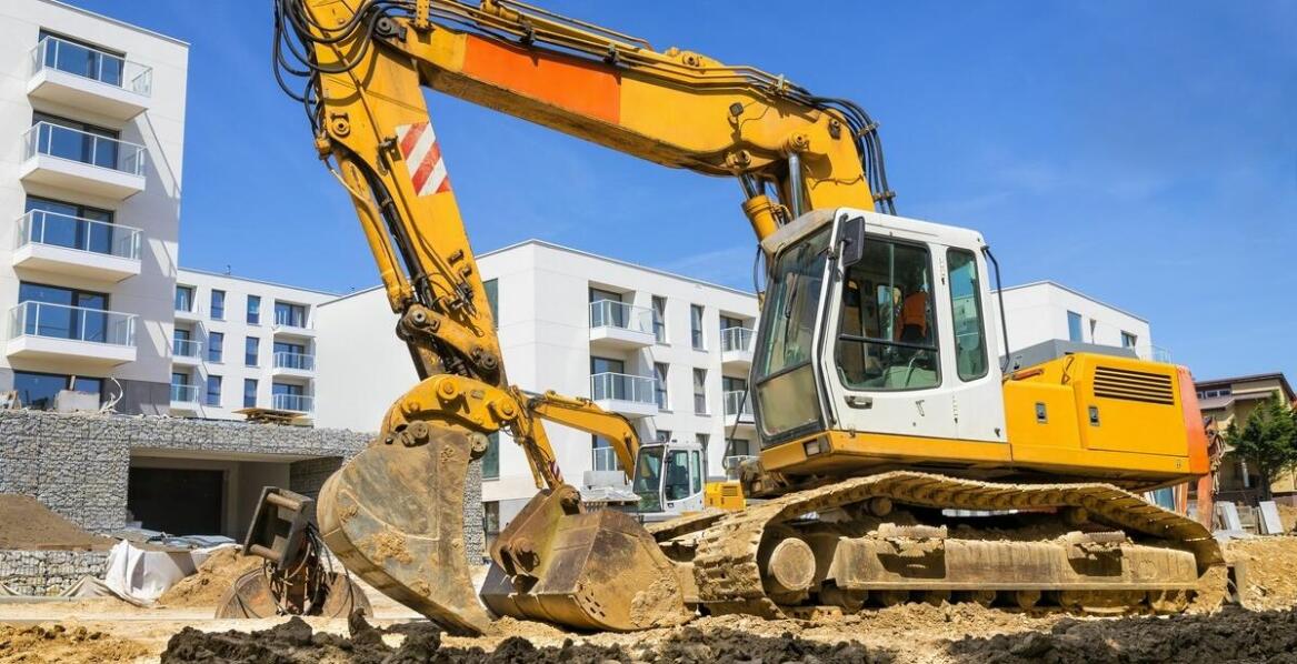 Jakie są zalety korzystania z minikoparki w pracach ziemnych?