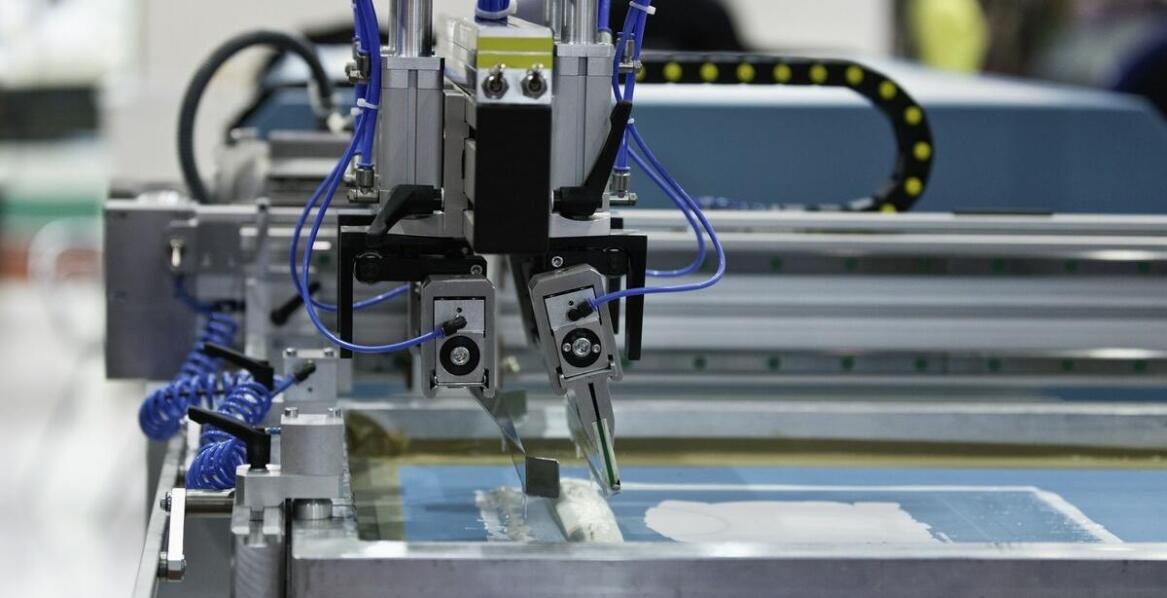 Zgrzewarka ultradźwiękowa w branży odzieżowej: jak technologia zmienia sposób łączenia materiałów?