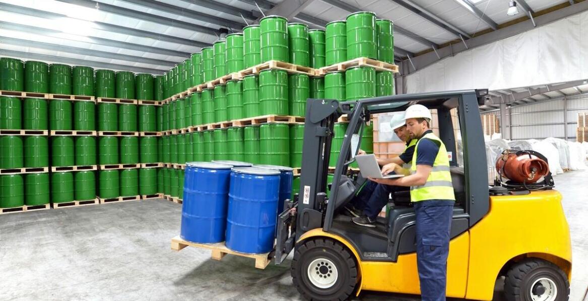 Czym czyścić beczki po oleju, by przygotować je do ponownego użycia?