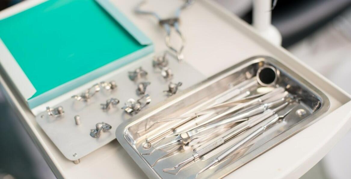 Korony zębowe w przypadku uszkodzenia zęba – co należy wiedzieć?