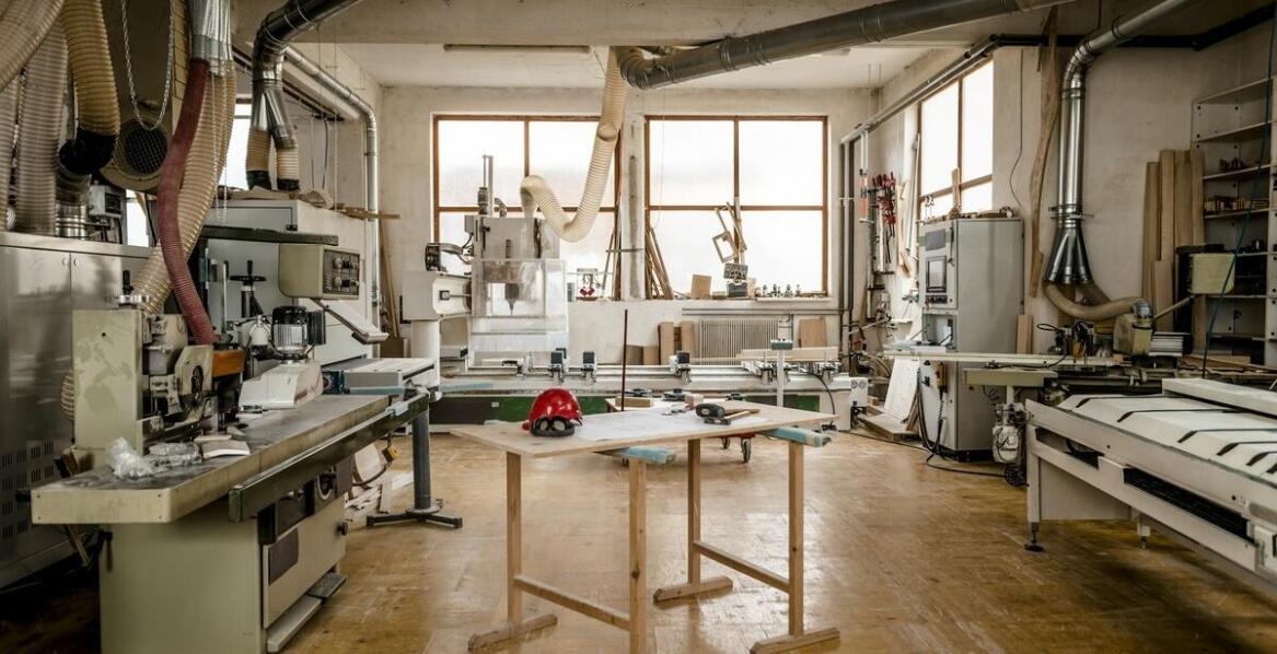 Jakie są najnowsze trendy w projektowaniu mebli sklepowych?