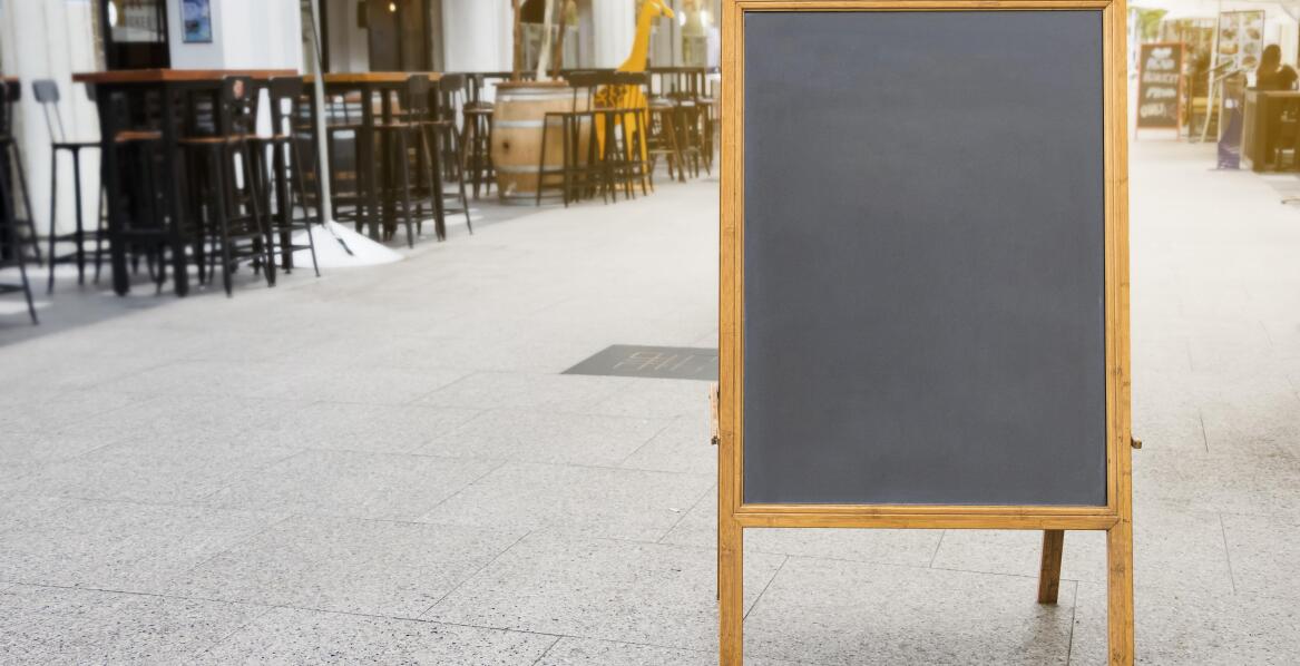 Możliwości personalizacji tablic i potykaczy reklamowych