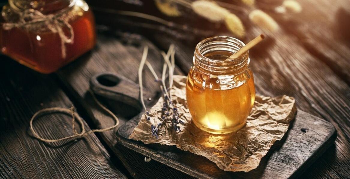 Miód w wiadrach – jak przechowywać i dawkować duże ilości miodu?