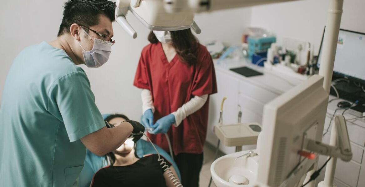 Usuwanie ósemek a estetyka uśmiechu – jak to wpływa na wygląd?