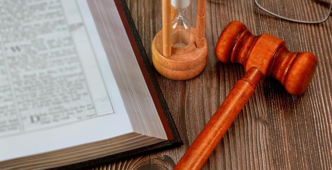 Jakie są zasady tworzenia regulaminów i umów w firmach?