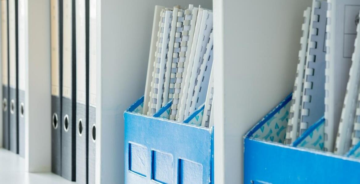 Zastosowanie skrzynek metalowych w organizacji przestrzeni roboczej