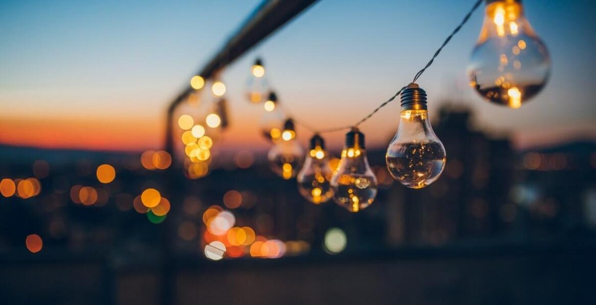 Lampy solarne świąteczne a oszczędność energii – co warto wiedzieć?