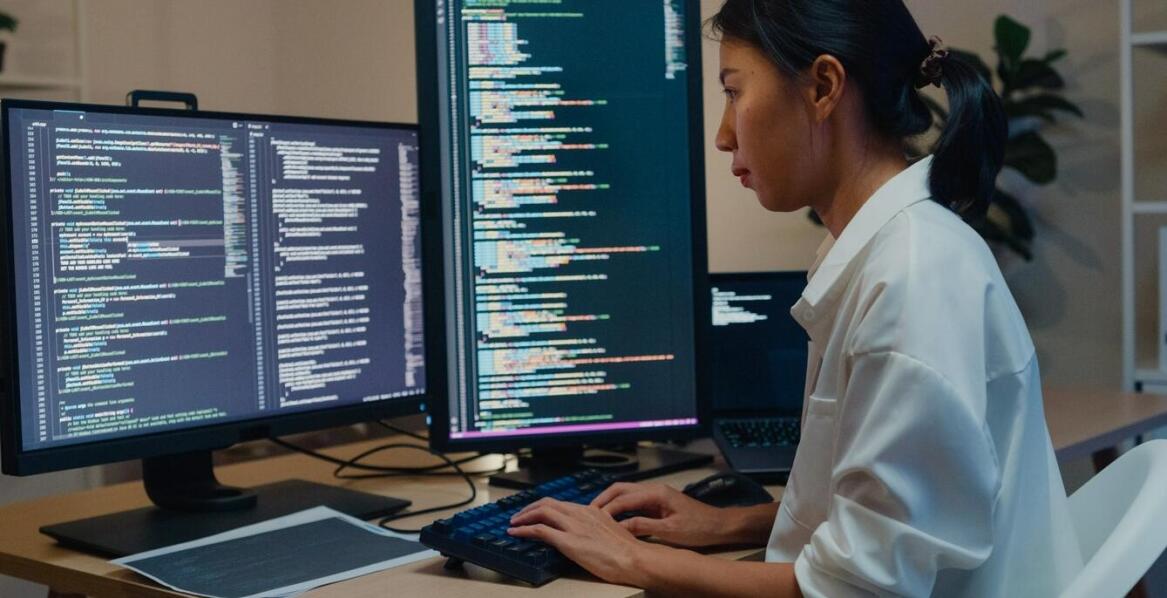 Jakie są zalety konserwacji infrastruktury IT w biurze?