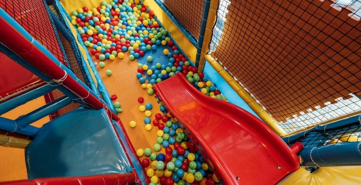 Dlaczego warto wybrać dmuchany plac zabaw z certyfikatem jakości?