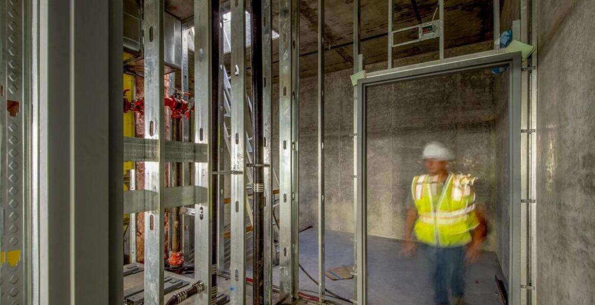 Jakie normy musi spełniać kask BHP, aby zapewnić maksymalną ochronę?