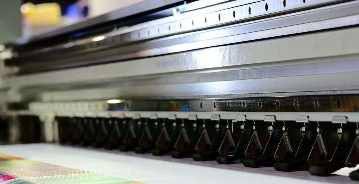 Jakie są zalety druku matowego i błyszczącego w kontekście usług w Szczecinie?