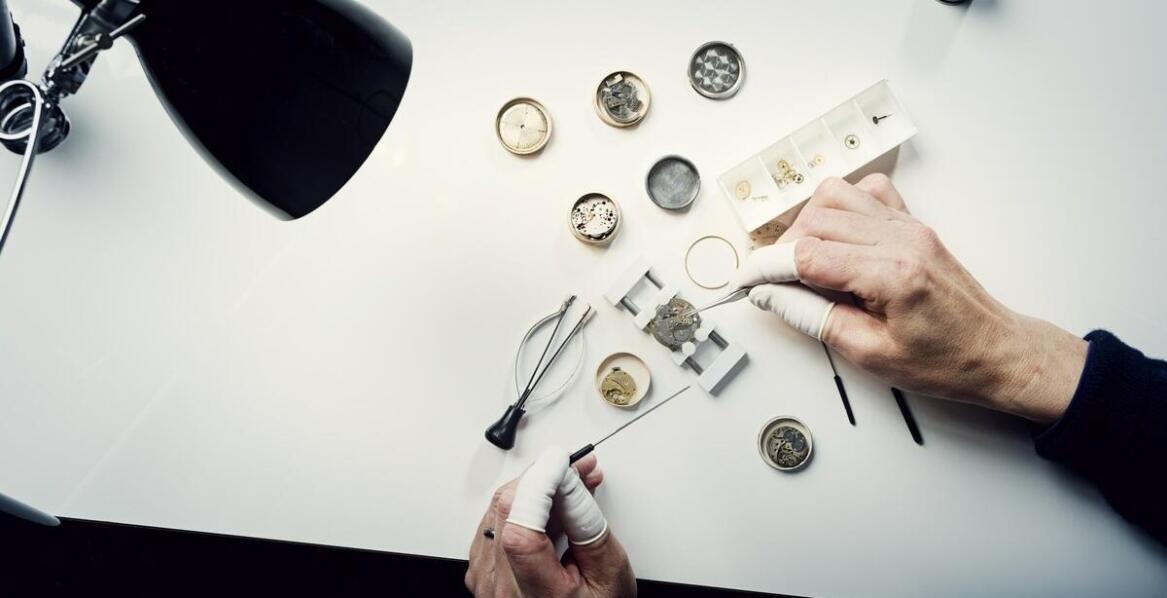 Jakie usługi naprawcze oferuje zegarmistrz w Zatorze?