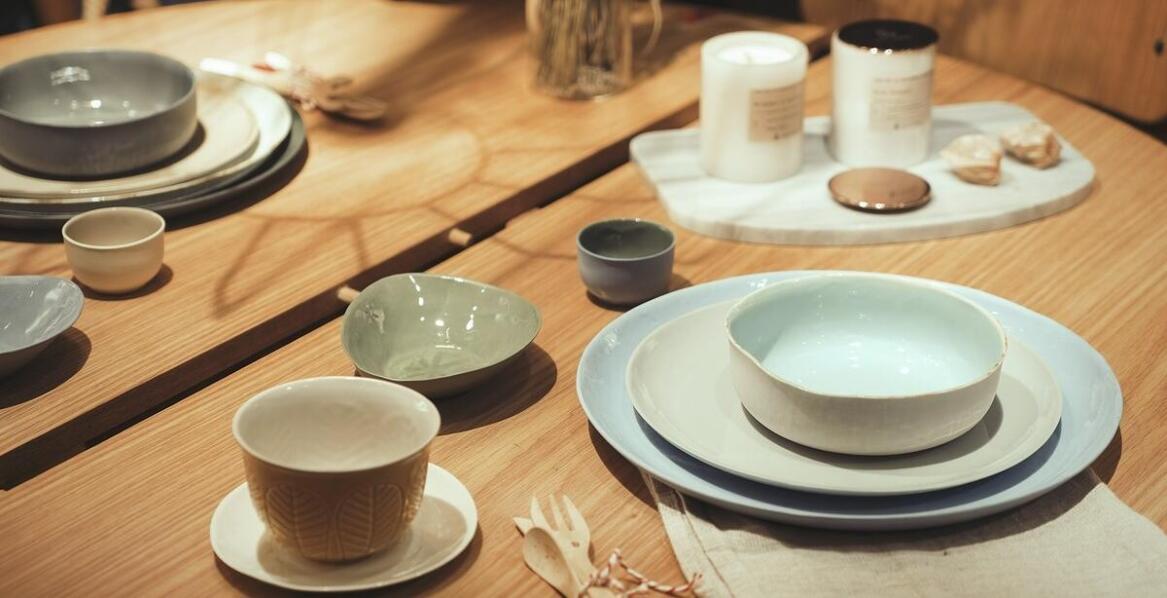 Porcelanowe czajniczki z filiżankami – połączenie estetyki i funkcjonalności