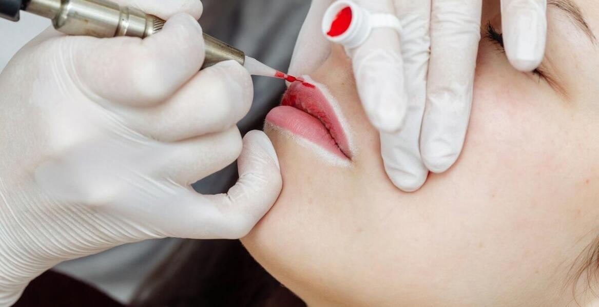 Jakie są różnice między makijażem permanentnym a tradycyjnym w kontekście ust?