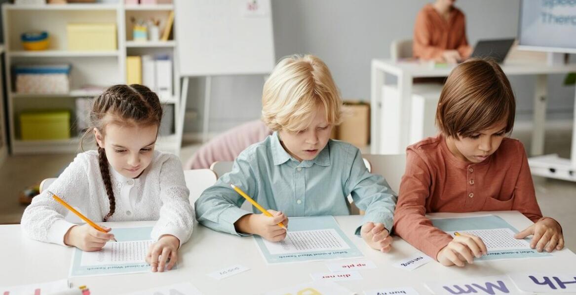 Jakie są korzyści z codziennych zajęć językowych dla dzieci?