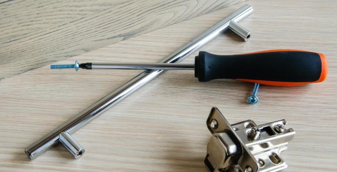 Jakie materiały są najczęściej stosowane w produkcji uchwytów meblowych?