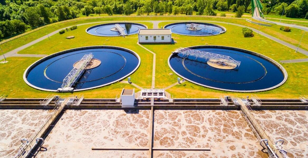 Jakie regulacje prawne dotyczące ochrony środowiska powinny być brane pod uwagę przy projektowaniu oczyszczalni?