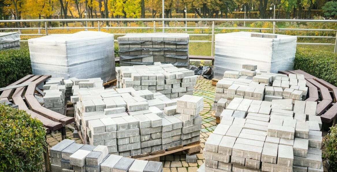 Jakie czynniki wpływają na koszt ułożenia kostki brukowej? Przewodnik dla inwestorów