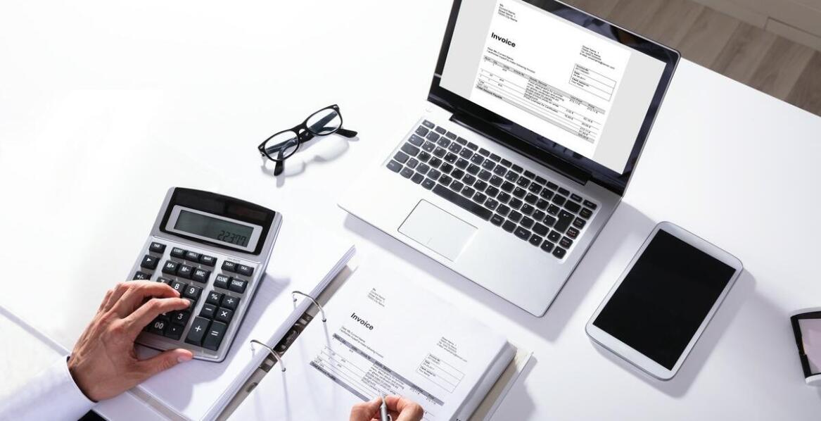 Tłumaczenie przysięgłe a jego cena za stronę – co warto wiedzieć przed zleceniem?