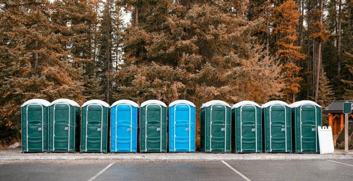 Dlaczego warto skorzystać z usług wypożyczalni toalet w Warszawie?