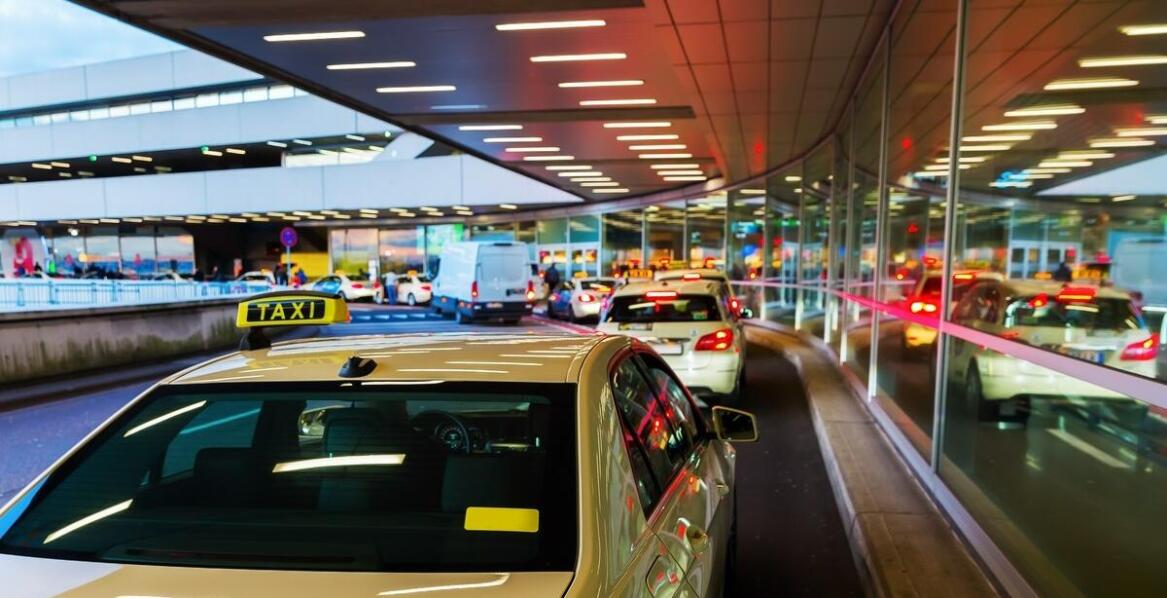 Przewozy na lotnisko – co warto wiedzieć o cenniku taxi w Myszowie?