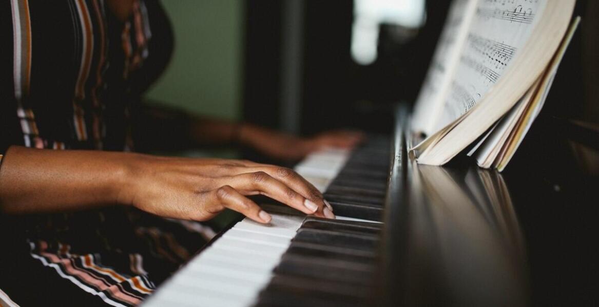Jakie korzyści płyną z nauki gry na pianinie w szkole estradowej?