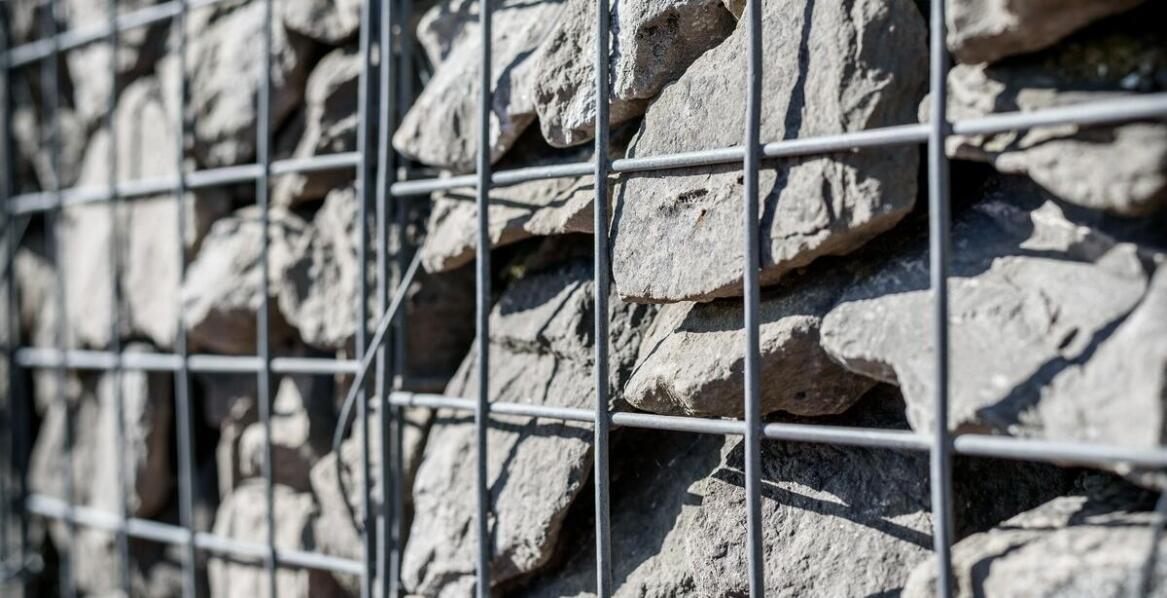 Kosze gabionowe jako rozwiązanie dla efektywnego zarządzania wodą deszczową – rola kamienia