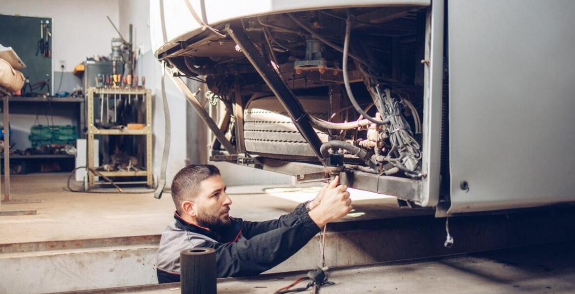 Rola przeglądów technicznych w utrzymaniu podłóg w naczepach w dobrym stanie