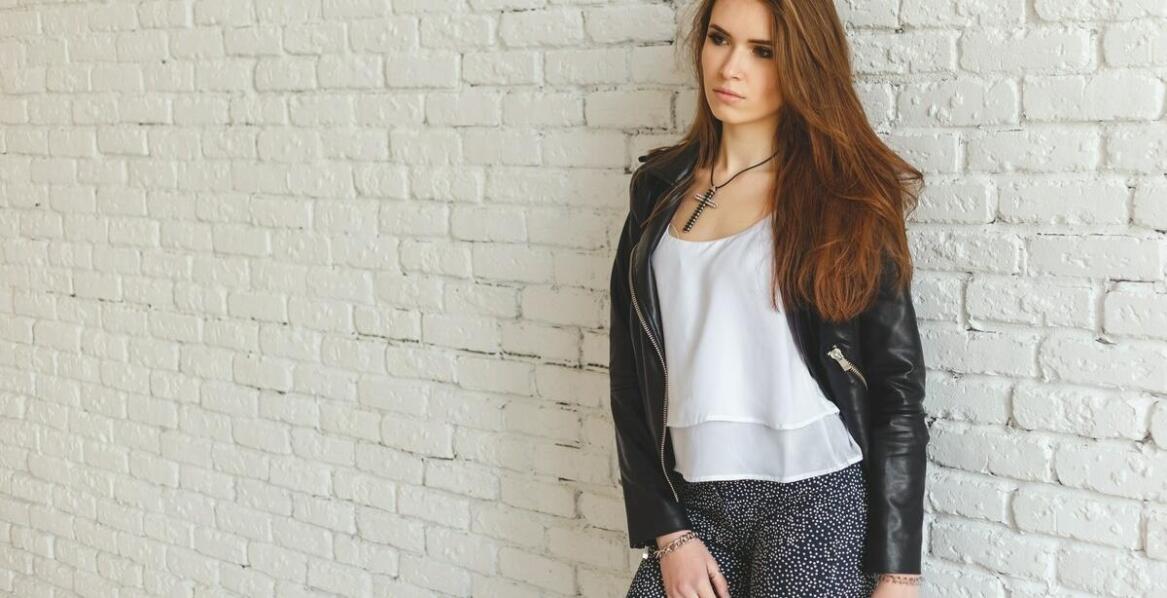 Ramoneska zamsz w odcieniu zieleni – idealny wybór na wieczorne wyjścia