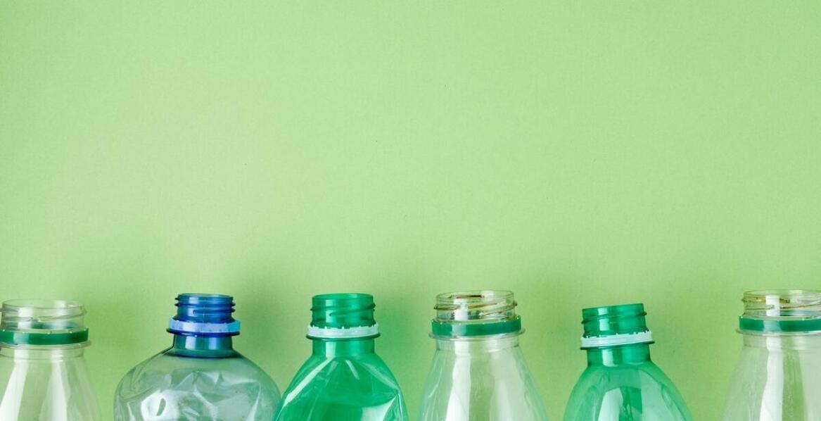 Etykiety termokurczliwe a marketing - jak przyciągnąć uwagę klientów na półce?