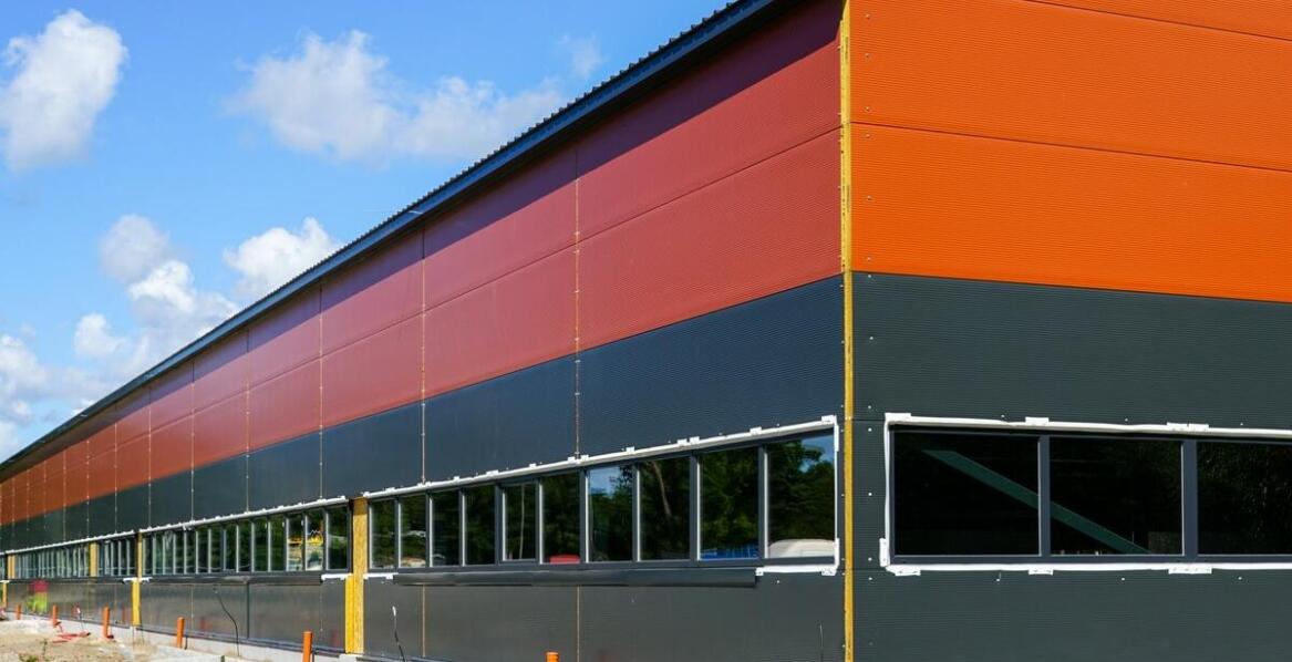 Dlaczego warto rozważyć zakup ocieplanego małego garażu blaszanego?