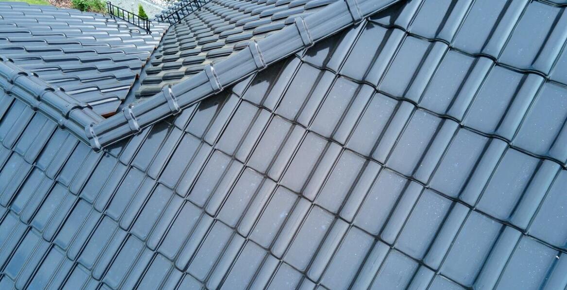 Dlaczego warto postawić na blachodachówki z posypką kamienną? Przykłady z galerii dachów