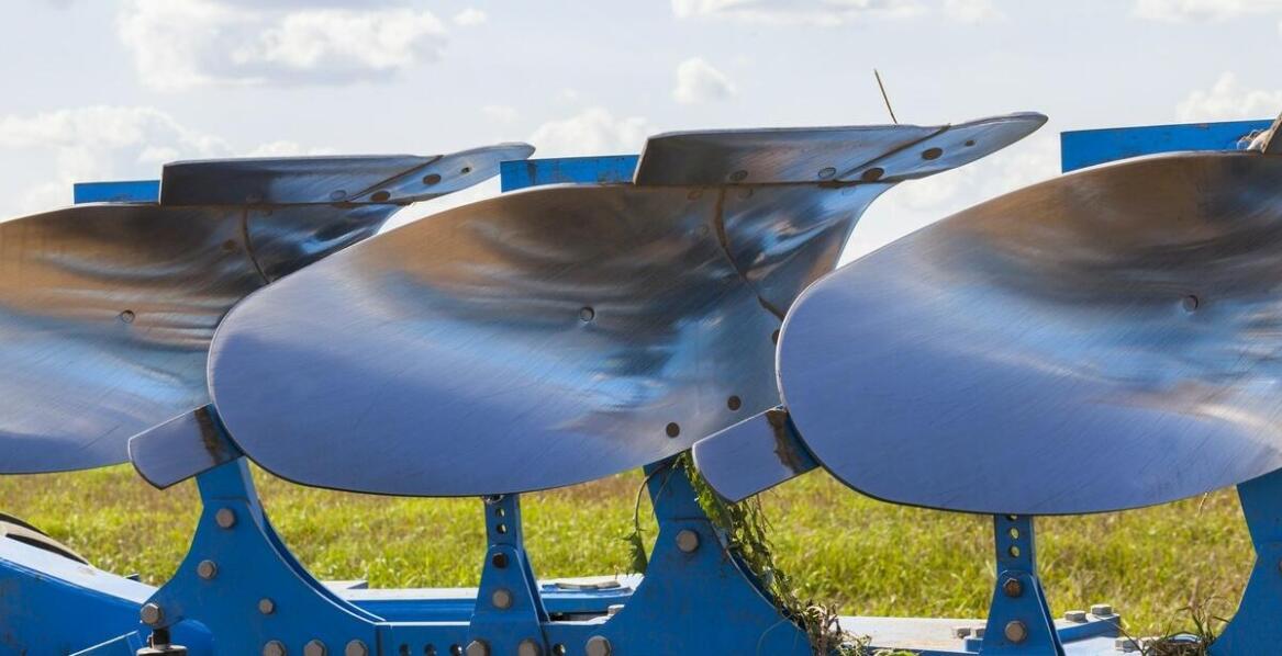 Jakie są zalety stosowania odkładnic pługów AKPIL w codziennej pracy?