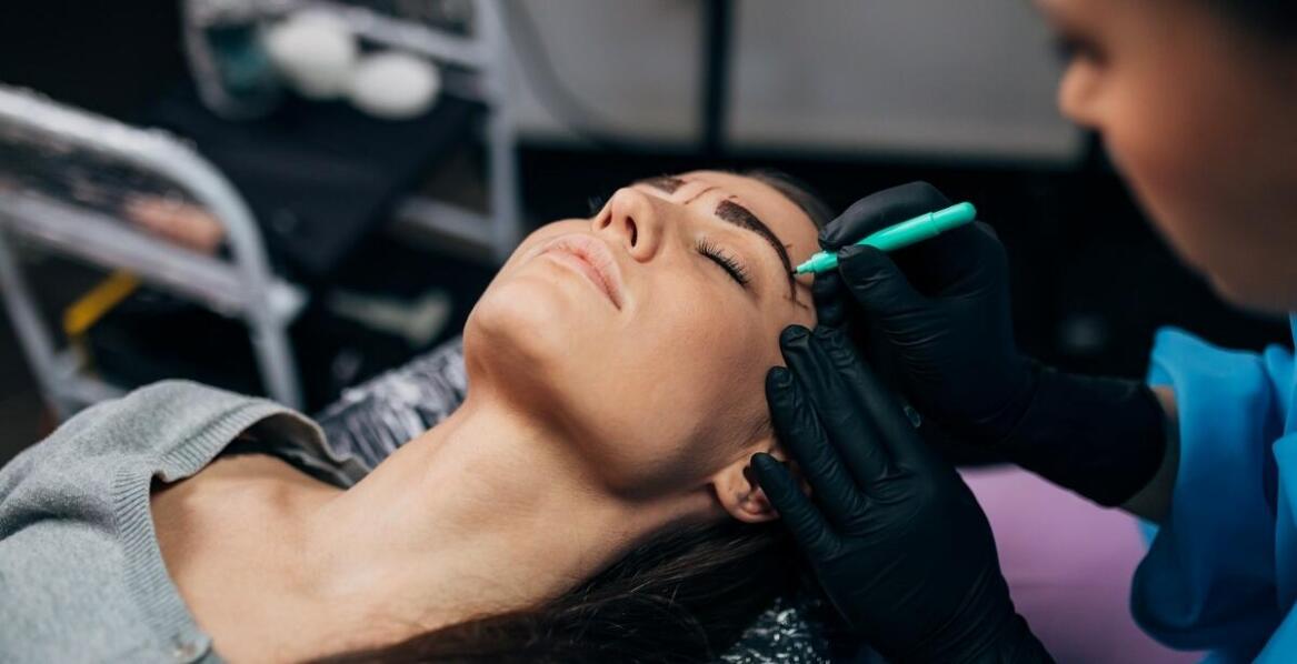 Rola higieny i bezpieczeństwa w makijażu permanentnym – jak uczą się tego kursanci?