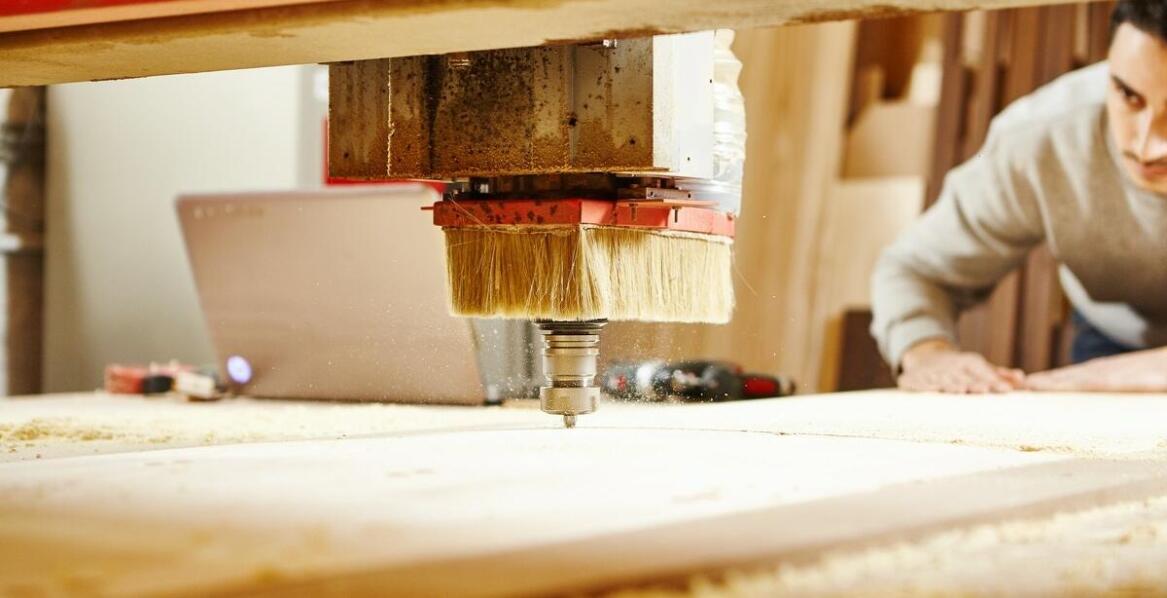 Frezowanie szyldów a estetyka – jak przyciągnąć uwagę klientów?