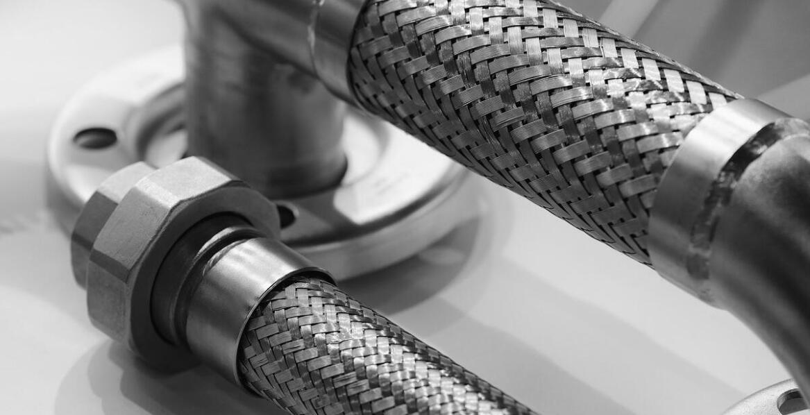 Jakie innowacje wprowadza rynek narzędzi mocujących związanych z dociskiem szybkomocującym?