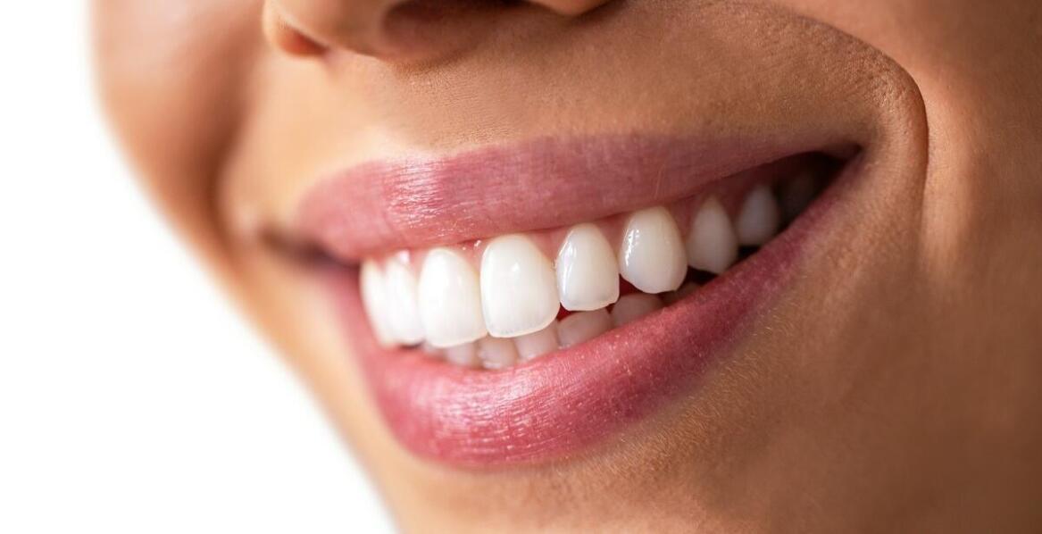 Dlaczego protezy zębowe na zatrzaski są idealnym rozwiązaniem dla osób z brakami w uzębieniu?