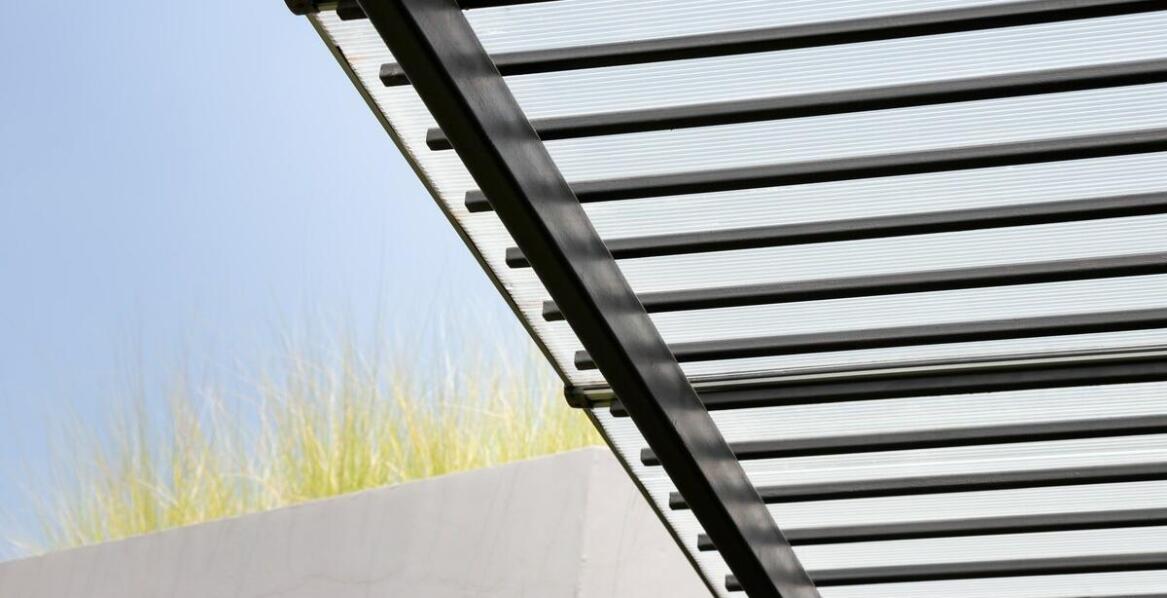 Jakie są najczęstsze zastosowania desek opalanych w architekturze?