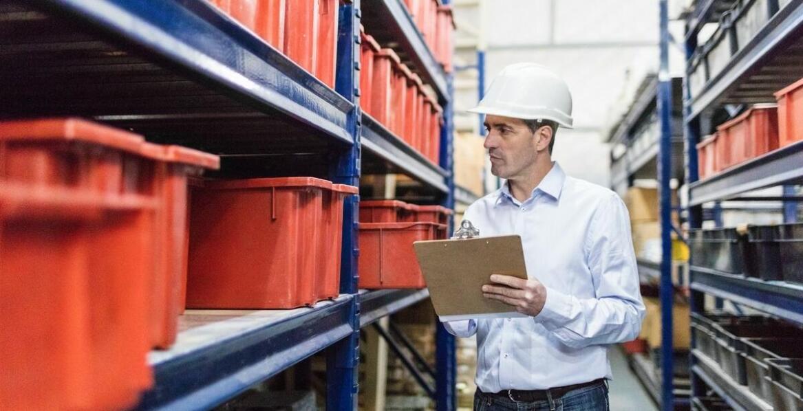 Dlaczego warto korzystać z usług profesjonalistów przy montażu regałów?