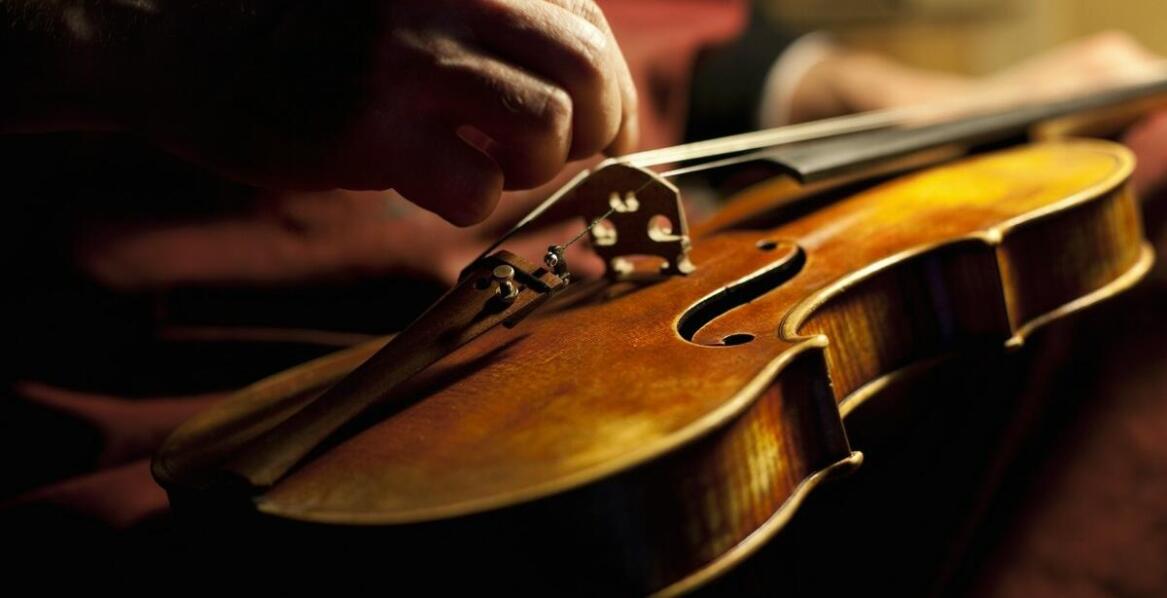 Rola muzyki podczas ceremonii pogrzebowej - jak wybrać odpowiedni repertuar?