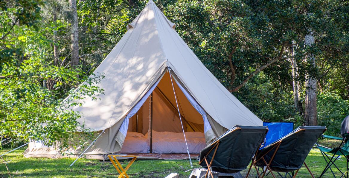Wodoodporne płótno w namiotach glampingowych: dlaczego jest kluczowe dla komfortu gości?