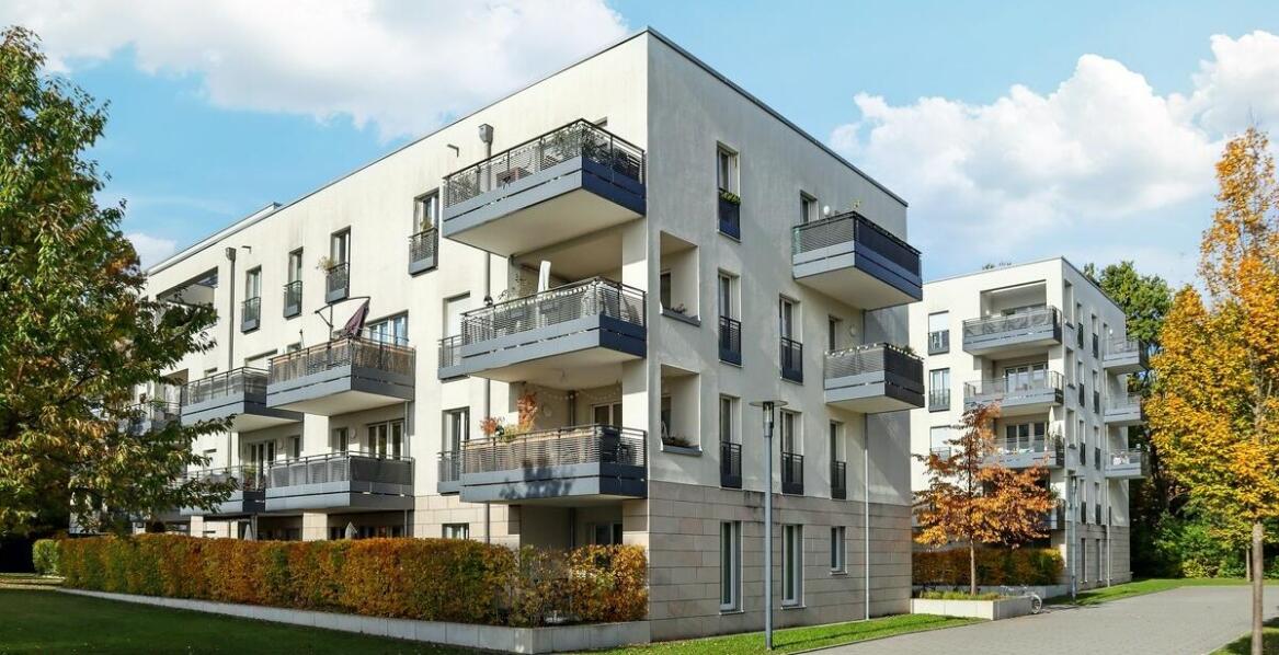 Jakie są przewagi konkurencyjne apartamentów inwestycyjnych w porównaniu do innych nieruchomości?
