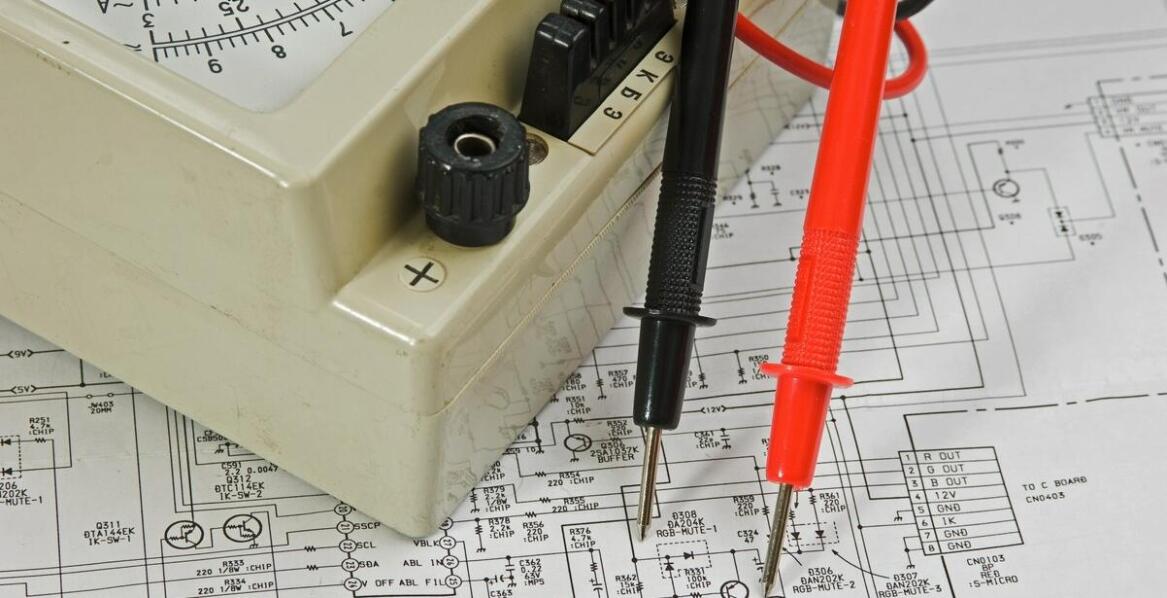 W jaki sposób instrukcje pomagają w serwisowaniu układu elektrycznego?