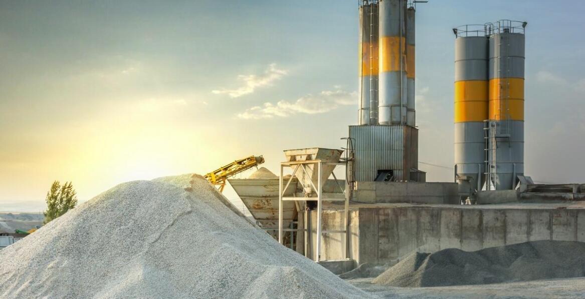 Chlorek wapnia w mieszankach solno-piaskowych: dlaczego warto go stosować?