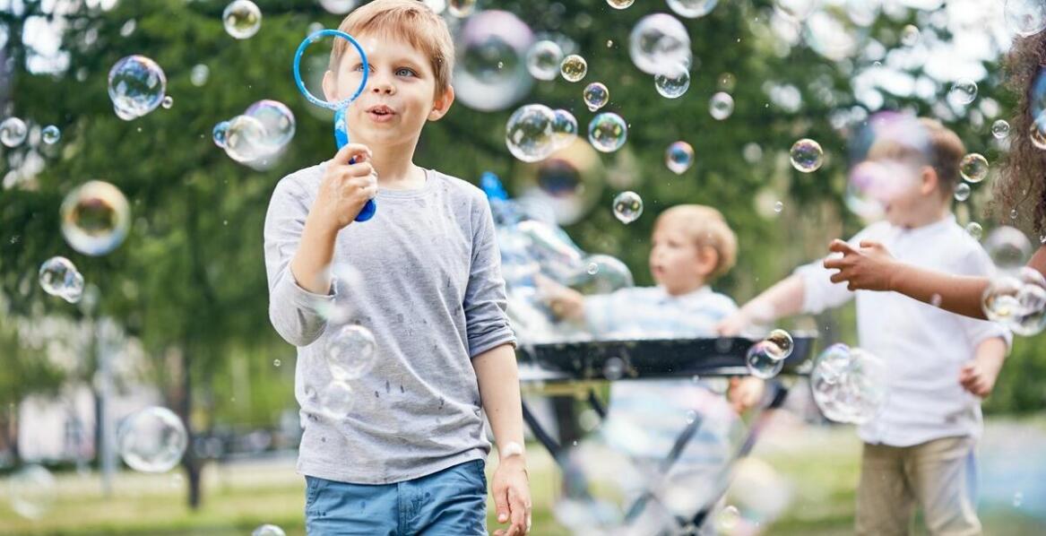 Jakie są zalety budowy placów zabaw z myślą o dzieciach z niepełnosprawnościami?