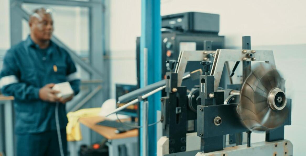 Jak wybrać odpowiednią maszynę do zakuwania węży dla swojego warsztatu?