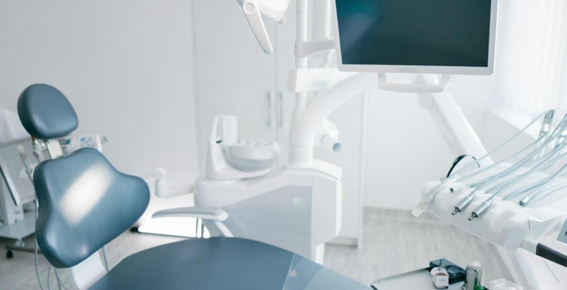 Jakie są możliwości leczenia ortodontycznego dla Polaków w obcych krajach?