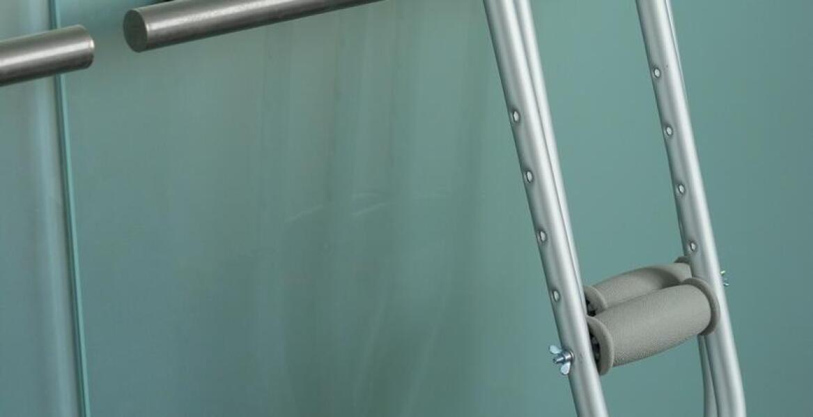 Uchwyt do drabiny na dach a jego zastosowanie w różnych branżach przemysłowych