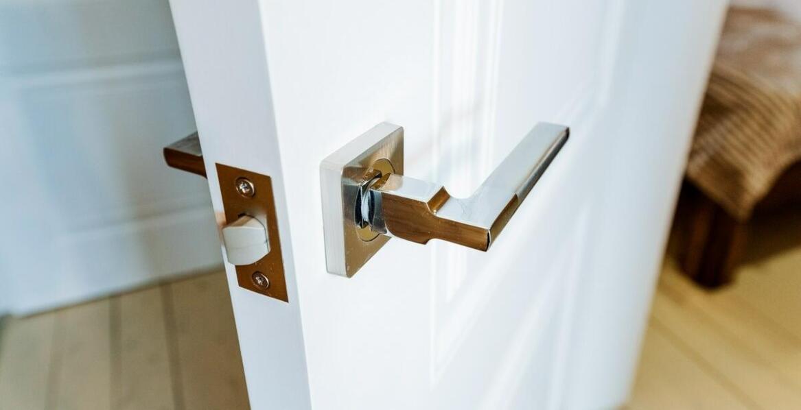 Jakie są zalety zamówienia luster na wymiar u profesjonalistów?