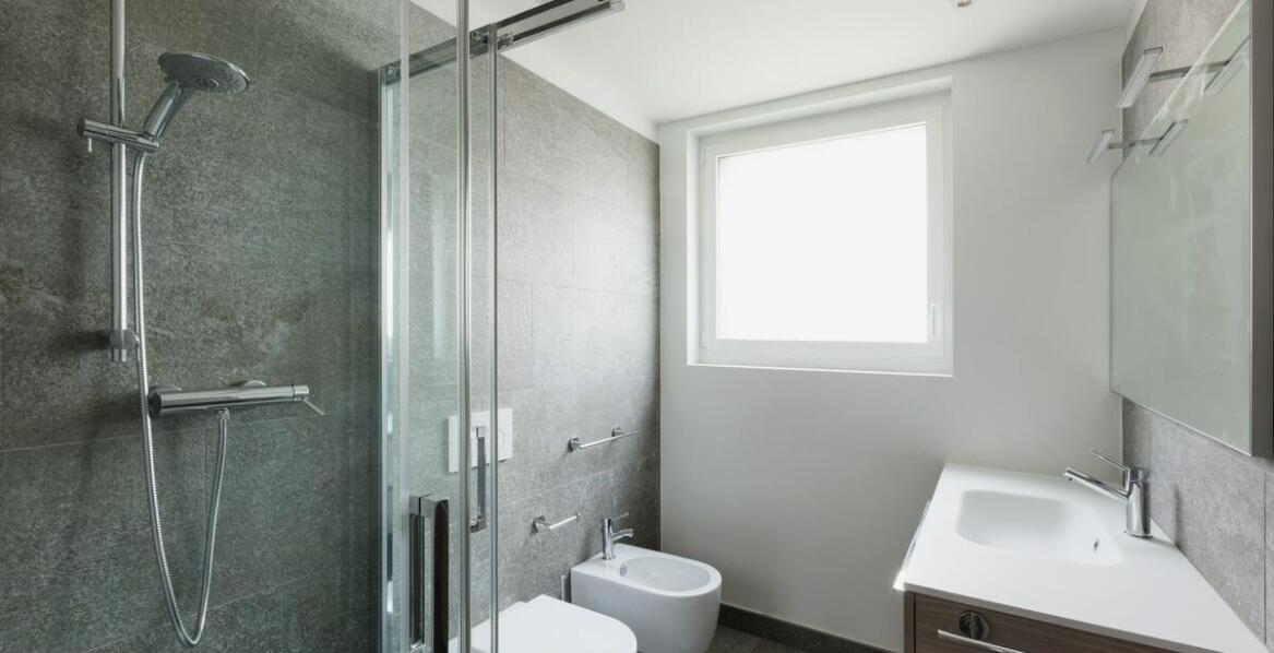 Czym różni się WC kompakt od podwieszanego? Plusy i minusy obu rozwiązań